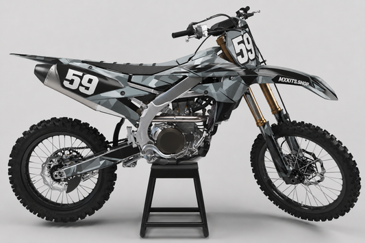 Grau-schwarzes Yamaha-Motocross-Motorrad ohne Sponsorenlogos mit kantigem Graphite-Prism-Dekor, MXKITS.SHOP-Logo und Startnummer 59