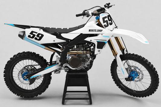Yamaha Motocross-Motorrad ohne Sponsorenlogos in Weiß und Schwarz mit feinen cyanfarbenen Akzenten des Motocross-Dekors „Ice Meridian“, MXKITS.SHOP-Schriftzug und Startnummer 59