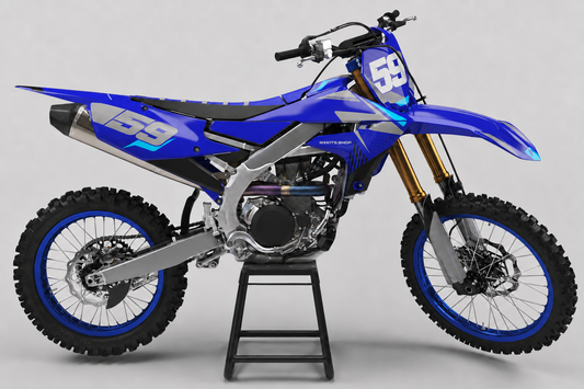Indigoblau-silbernes Yamaha-Motocross-Motorrad ohne Sponsorenlogos mit cyanfarbenem Dekor „Indigo Alloy“, MXKITS.SHOP-Logo und Startnummer 59
