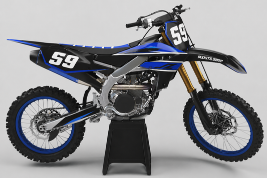 Schwarzes Yamaha-Motocross-Motorrad ohne Sponsorenlogos mit dunkelblau-weißem Indigo-Forge-Dekor, MXKITS.SHOP-Logo und Startnummer 59