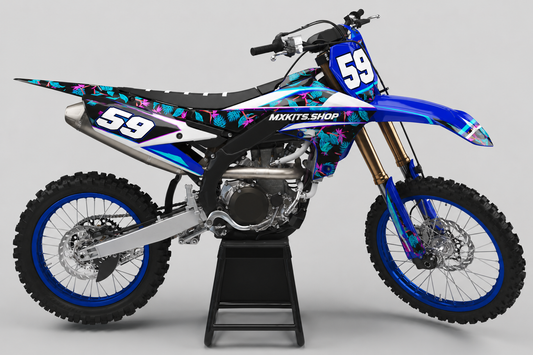 Blaues Yamaha Motocross-Motorrad mit tropischem Motocross-Dekor in Cyan und Magenta sowie Startnummer 59