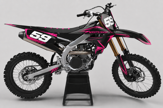 Yamaha-Motocross-Motorrad in Schwarz und Neonpink ohne Sponsorenlogos mit Dekor „Magenta Voltage“, MXKITS.SHOP-Logo und Startnummer 59