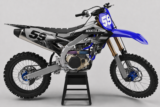 Yamaha Motocross-Motorrad ohne Sponsorenlogos mit dem Motocross-Dekor „Midnight Marble“ in Blau, Silber, Schwarz und marmoriertem Grau, MXKITS.SHOP-Schriftzug und Startnummer 59