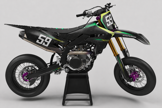 Schwarzes Yamaha-Supermoto-Motorrad ohne Sponsorenlogos mit limettengrün-violettem Neon-Eclipse-Dekor, MXKITS.SHOP-Logo und Startnummer 59