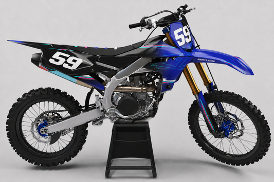 Sponsorfreies Yamaha Motocross-Motorrad in Blau und Schwarz mit Polar Circuit Akzenten in Cyan und Pink, MXKITS.SHOP-Schriftzug und Startnummer 59