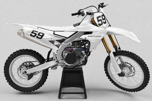 Yamaha Motocross-Motorrad ohne Sponsorenlogos in Weiß und Silber mit dem dezenten Motocross-Dekor „Polar Trace“, MXKITS.SHOP-Schriftzug und Startnummer 59
