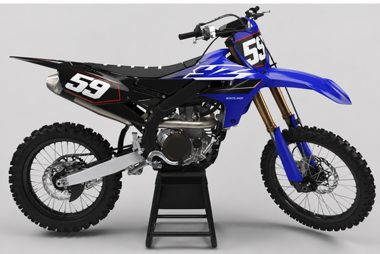 Kobaltblau-schwarzes Yamaha-Motocross-Motorrad ohne Sponsorenlogos mit weiß-rotem Dekor „Redline Cobalt“, MXKITS.SHOP-Logo und Startnummer 59