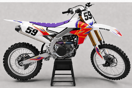 Weißes Yamaha-Motocross-Motorrad ohne Sponsorenlogos mit violett-rot-blau-gelbem Retro-Voltage-Dekor, MXKITS.SHOP-Logo und Startnummer 59