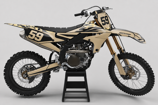 Beige-schwarzes Yamaha-Motocross-Motorrad ohne Sponsorenlogos mit Sahara-Crest-Camouflage-Dekor, MXKITS.SHOP-Logo und Startnummer 59