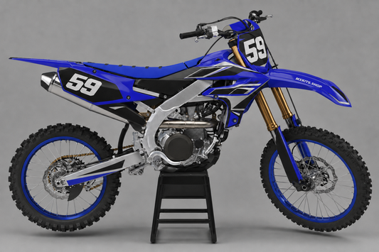 Königsblaues Yamaha-Motocross-Motorrad ohne Sponsorenlogos mit schwarz-silbernem Sapphire-Shift-Dekor, MXKITS.SHOP-Logo und Startnummer 59
