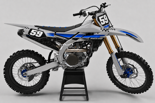 Yamaha Motocross-Motorrad ohne Sponsorenlogos in Silber, Grau, Schwarz und Blau mit dem Motocross-Dekor „Silver Apex“, MXKITS.SHOP-Schriftzug und Startnummer 59