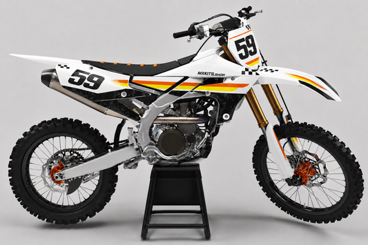 Yamaha Motocross-Motorrad ohne Sponsorenlogos in Weiß, Schwarz, Orange und Gelb mit dem Motocross-Dekor „Solar White“, MXKITS.SHOP-Schriftzug und Startnummer 59