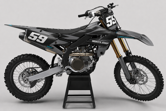 Yamaha Motocross-Motorrad ohne Sponsorenlogos in Anthrazitgrau mit dezent cyanfarbenem Motocross-Dekor „Stealth Matrix“, MXKITS.SHOP-Schriftzug und Startnummer 59