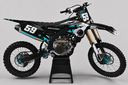 Schwarzes Yamaha Motocross-Motorrad mit blaugrünem Motocross-Dekor im abgenutzten Stil, blaugrünen Radnaben und Startnummer 59