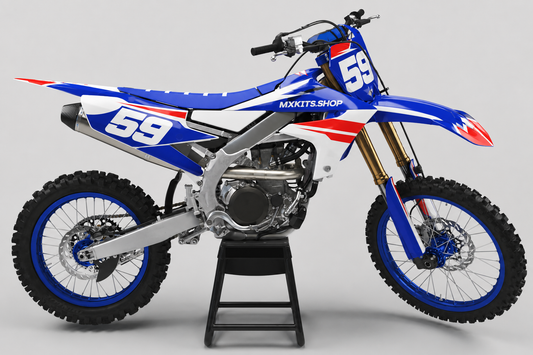 Yamaha-Motocross-Motorrad in Blau, Weiß und Rot ohne Sponsorenlogos mit Dekor „Tricolour Velocity“, MXKITS.SHOP-Logo und Startnummer 59