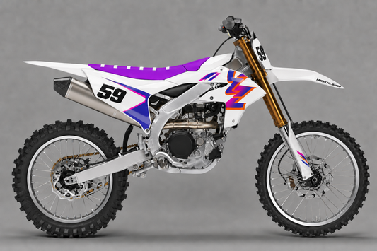 Weißes Yamaha-Motocross-Motorrad ohne Sponsorenlogos mit violetter Sitzbank und magenta-blau-orangefarbenem Retro-Dekor, MXKITS.SHOP-Logo und Startnummer 59