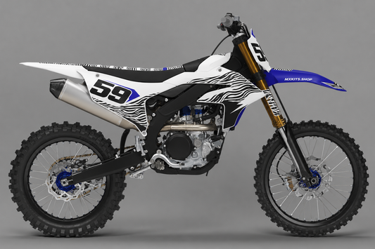 Sponsorfreies weißes Yamaha Motocross-Motorrad mit schwarzem Zebramuster, blauen Akzenten, MXKITS.SHOP-Schriftzug und Startnummer 59